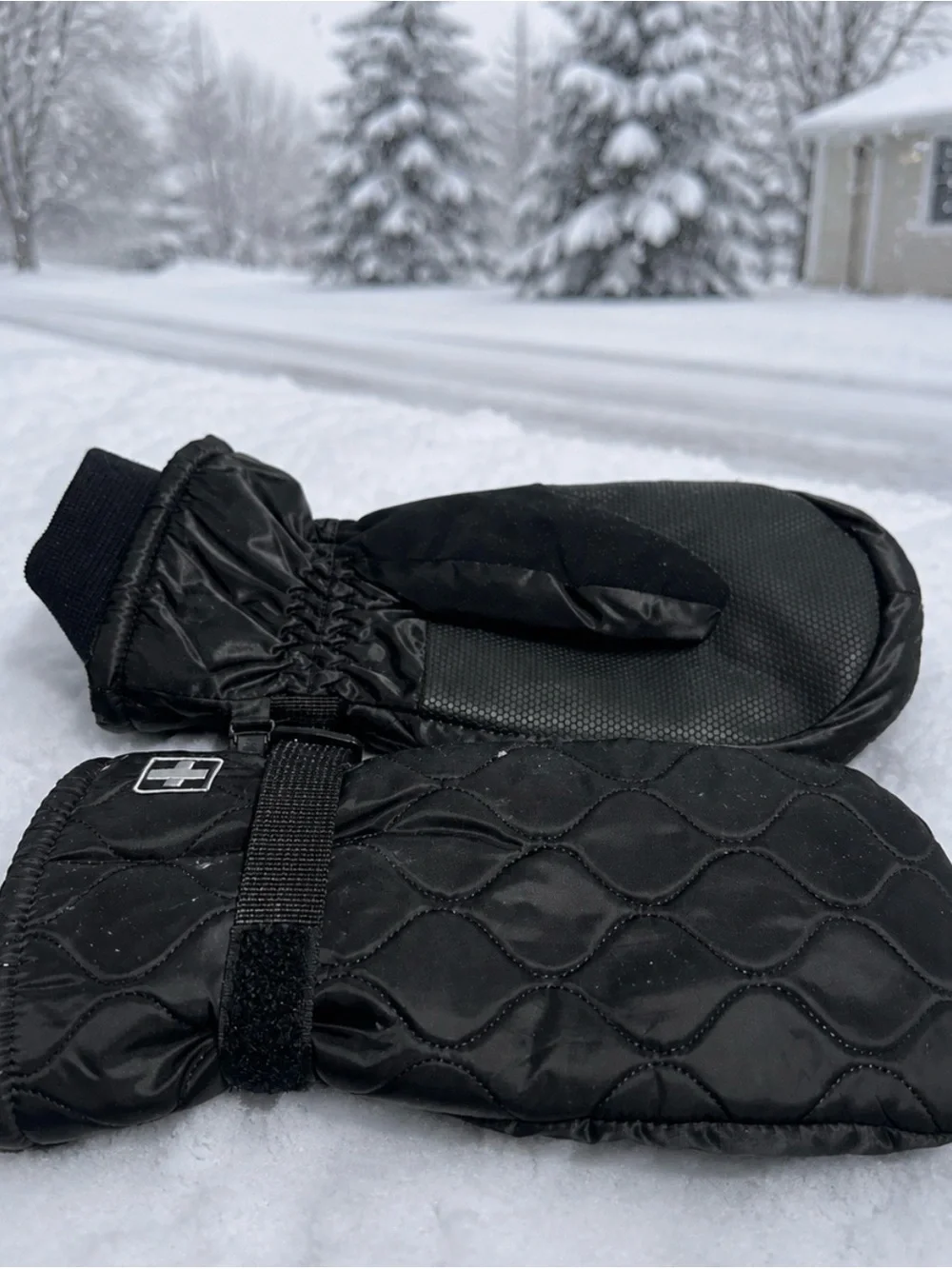 Swiss Tech Black Quilted Insulated Winter Gloves New Without Tags